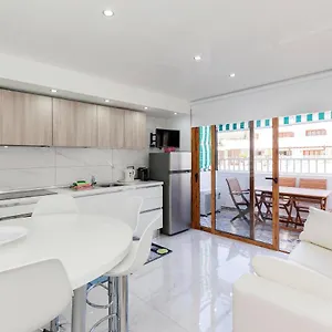 https://apartamento-sara-en-torviscas-bajo.adeje-hotels.com